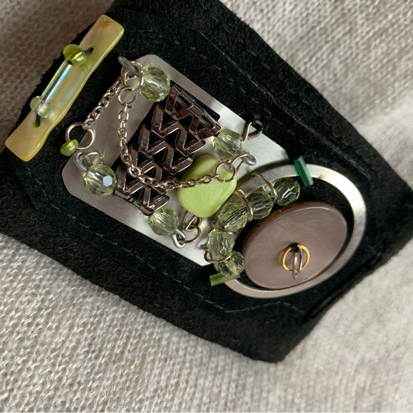 Hand crafted - Black Leather Cuff green bead metal recycle ajustable bracelet - Picture 6 of 9